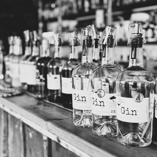 Flasker med gin placeret på bardisk